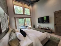Lux Blue Ridge Cabin, Hot tub, Swing, & PingPong!