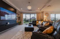 Sunlit Sanctuary with Private Patio in Wigram - 빌라