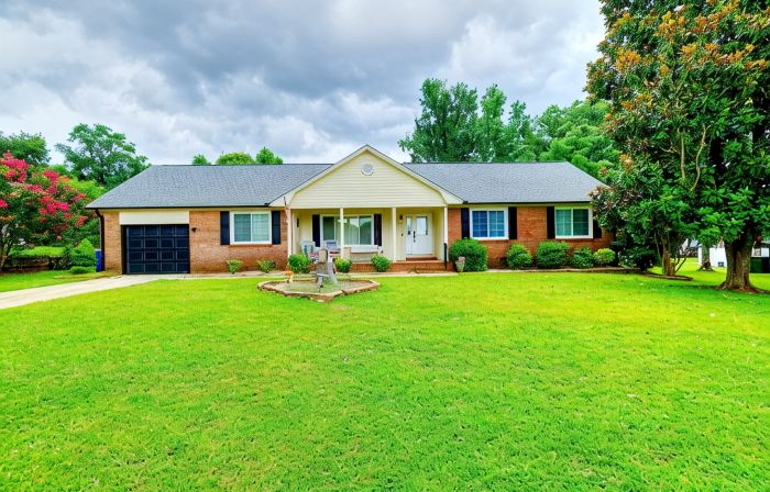 Welcome to “Persimmon Grove” the Cozy Farmhouse with Modern Amenities