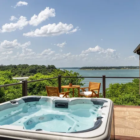 3800sf Lake Front Home, Hot Tub, Next to Boat Ramp and Park, Centrally Located!