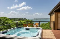 3800sf Lake Front Home, Hot Tub, Next to Boat Ramp and Park, Centrally Located!