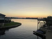Sunshine Daydream HSB Lake LBJ Family Escape! Fish and swim off the dock! - Homestays