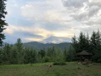 Cozy Retreat Chalet with Loft Bedroom & Fireplace – Near Nelson & Ski Hills - Hytter