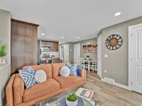 Hillside Suite: Your Cozy, Modern Getaway in Medicine Hat - 3-Star