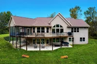 Riverfront Chalet on 5 acres~GameRoom~Spa~Gym~Firepit~Theater~2min to CrystalMtn