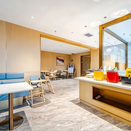 Yue'an Hotel (Urumqi High-Speed Railway Station North Square)