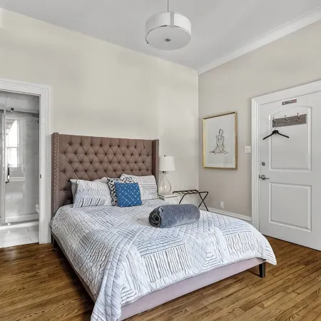 Blue George Suite Historic DT
