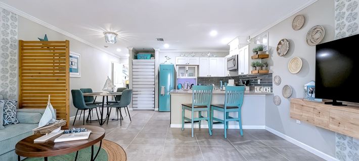 Wonderful Canal Front Condo on Lbk! Bring Your Boat!Cabana Beach Club Unit 11. Hotels in Longboat Key
