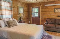 Charming riverfront 2-bedroom cabin in enchanting Dubois with WiFi - Chalets