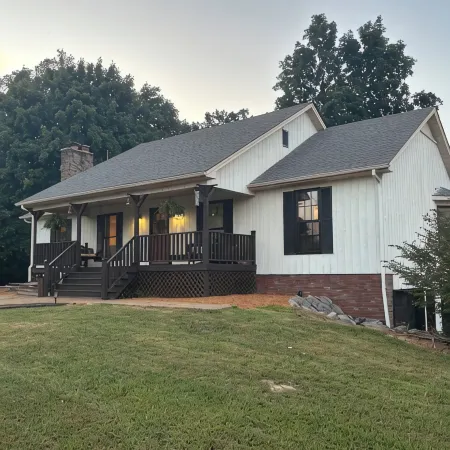 The Hidden Maple - 10 minutes to MSU - Pet & Kid Friendly - Secluded with Pond!