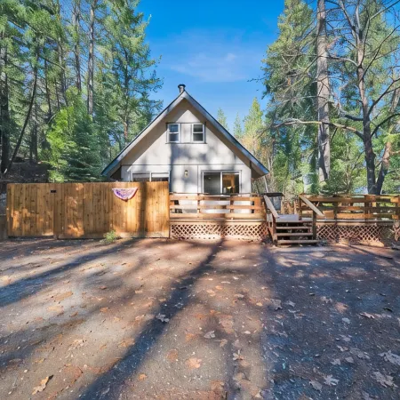 Cozy 3-bedroom cabin in beautiful Trinity Center with WiFi, AC