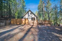 Cozy 3-bedroom cabin in beautiful Trinity Center with WiFi, AC