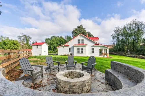 The Mill House - Peaceful farmhouse retreat with hot tub, fire pit, & fast Wi-Fi