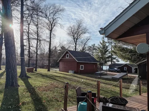Cabin on private beach on a lake near Brainerd! 2 bedrooms, sleeps 7! - Homestays