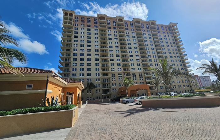 Beach Front Luxury 2-bedroom 2 Bath condo in beautiful Hallandale Beach