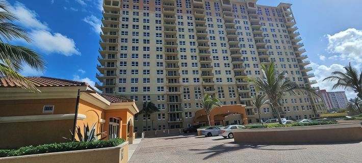 Beach Front Luxury 2-bedroom 2 Bath condo in beautiful Hallandale Beach Hotel di Hallandale Beach