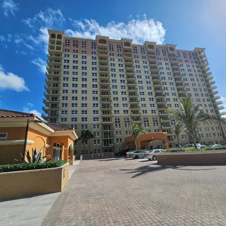 Beach Front Luxury 2-bedroom 2 Bath condo in beautiful Hallandale Beach Отели в г. Халландейл Бич