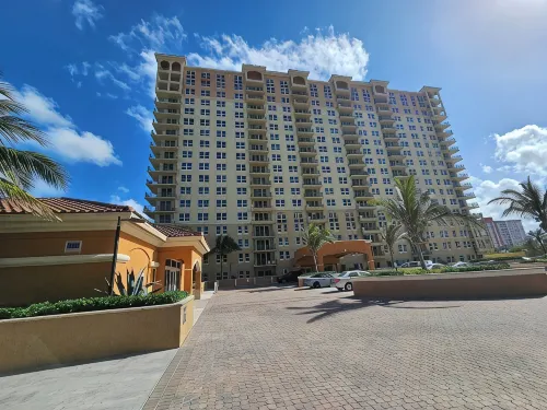 Beach Front Luxury 2-bedroom 2 Bath condo in beautiful Hallandale Beach - พร้อมWifi