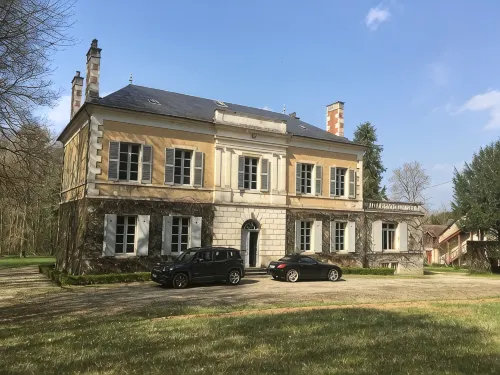 Berry manor house, swimming pool and tennis court
