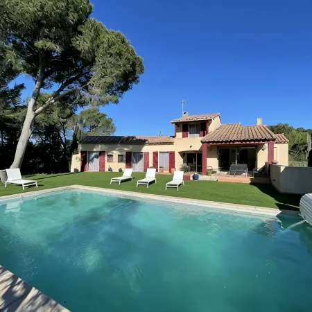 4 bedroom house in the heart of the pine forest with swimming pool