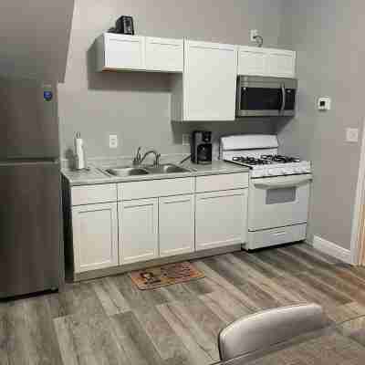Bright,  furnished studio-Perfect for traveling professionals or students Others
