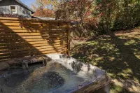 The Mac House - With a Hot Tub! - 2-Star