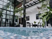 The Courtyard Chiangrai Hotels near At Waterside