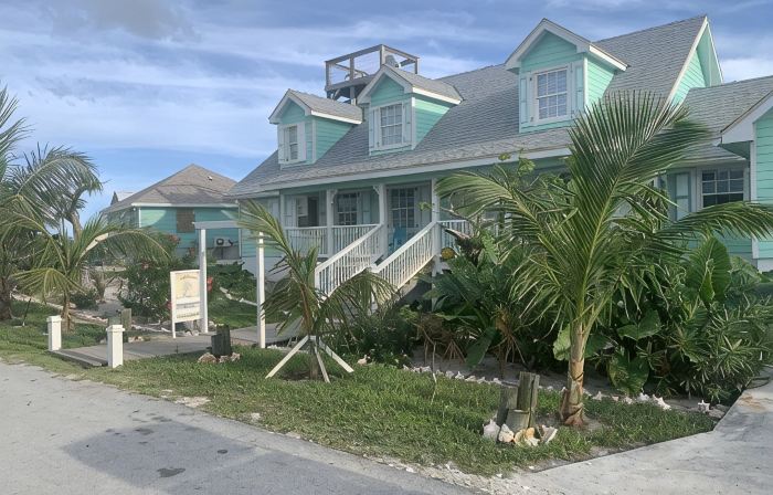 Sleeps 10, Hot Tub ,Centrally Located , Generator WiFi , Rooftop Deck,