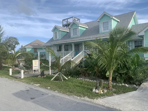 Sleeps 10, Hot Tub ,Centrally Located , Generator WiFi , Rooftop Deck,