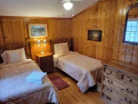 Walk to 3 beaches, downtown docks/waterfront. Dog friendly.  Includes Beach Pass
