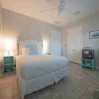 Key West Style Apartment - with pool/hot-tub Rooms
