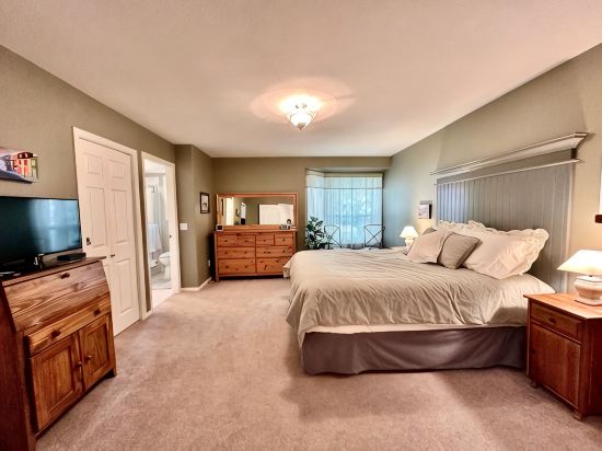 Beautiful 3 Bedroom, 2 Bath, Large private lot that backs onto Hummingbird Creek