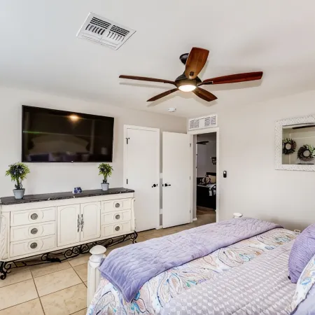 Family-Friendly Luxury ~ 1-Level Remodel, King Suite, BBQ Pergola & Golf Nearby