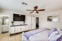 Family-Friendly Luxury ~ 1-Level Remodel, King Suite, BBQ Pergola & Golf Nearby