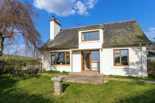 Kirktoun Cottage on Scottish Estate - open fire- enclosed garden- beaches -woods - Boutique