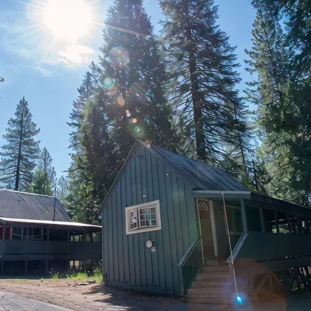 China Alley Cabin B: Cute & Cozy Cottage w/ Deck