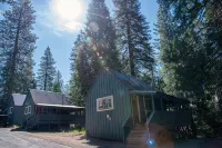 China Alley Cabin B: Cute & Cozy Cottage w/ Deck - 3-Star