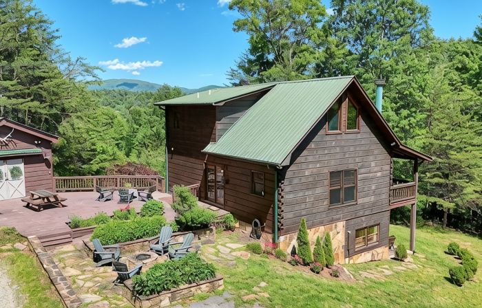 Cabin with 3 Bedrooms, Game Room, Sunrise & Mountain Views!