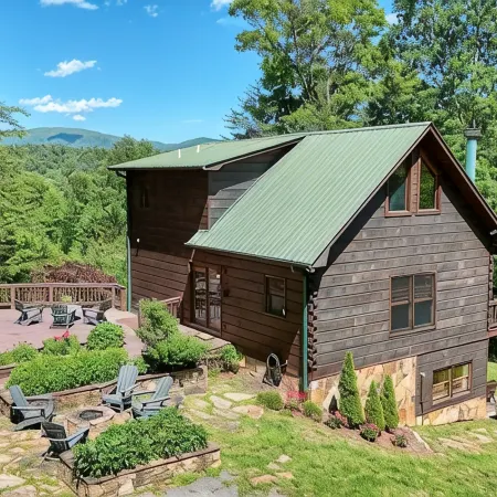 Cabin with 3 Bedrooms, Game Room, Sunrise & Mountain Views!