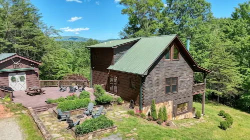 Cabin with 3 Bedrooms, Game Room, Sunrise & Mountain Views!
