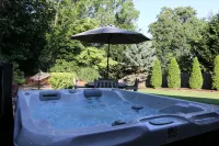 Romantic Escape-Private with Hot tub & Fireplace and Fenced Yard. Sleeps 2 - Bungalows