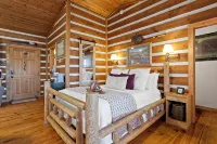 Sweet Retreat Cabin -  Fiber Optic Wi-Fi, Hot tub, Pool table and more.... - シャレー