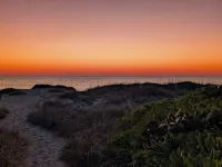 Steps to Beach - Spacious 2BR + Arcade & Resort Backyard - บังกะโล