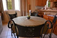 Seabreeze Cottage  - Steps to own private beach. - Wi-Fi