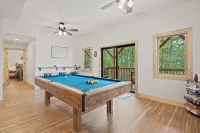 Mountain View Lodge - Hot Tub, Game Room & Rumbling Bald Access, Sleeps 11 - 샬레 호텔