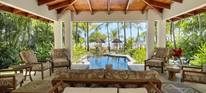 Beachfront Luxury Villa with Private Pool Ξενοδοχεία στην πόλη Parrita
