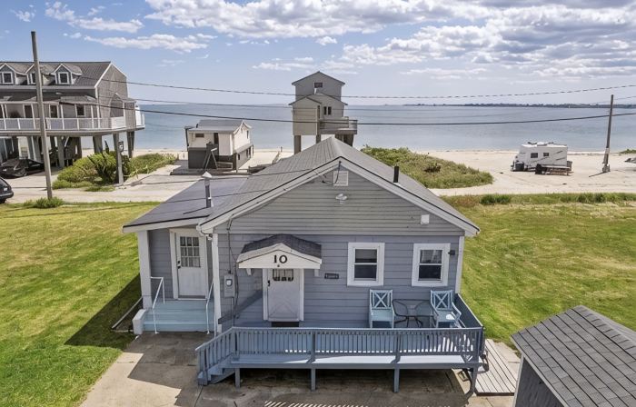 Beach Lovers Paradise!  Cozy 3 bedroom home steps from the beach.