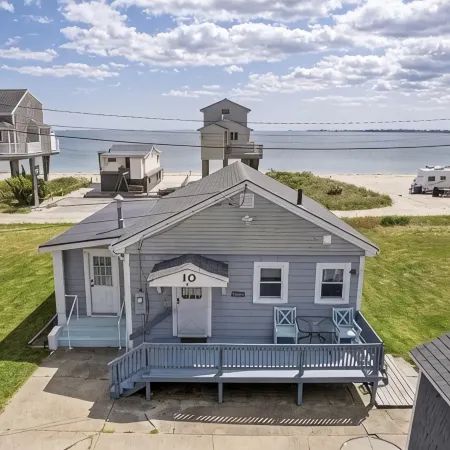 Beach Lovers Paradise!  Cozy 3 bedroom home steps from the beach. Отели в г. Фэрхейвен