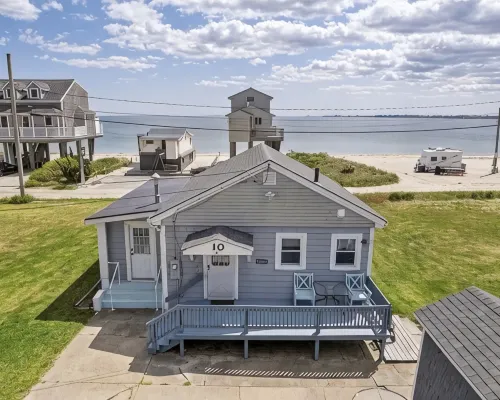 Beach Lovers Paradise!  Cozy 3 bedroom home steps from the beach. Ξενοδοχεία στην πόλη Fairhaven