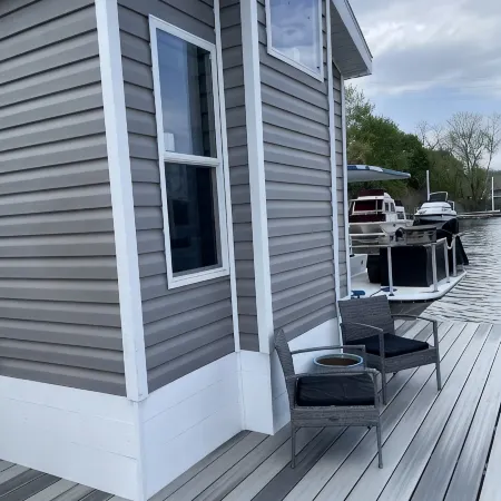 Near Pittsburgh on Beaver River Waterfront -- Glamping in Cozy Floating Cottage